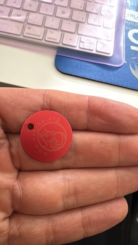 Placa redonda roja NexZoo con logo — placa de aluminio identificacion mascota Colombia