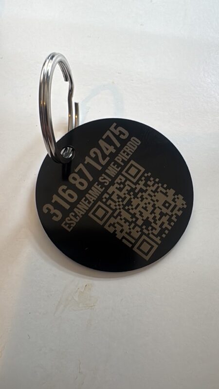 Placa redonda negra con codigo QR y numero de contacto — escaneame si me pierdo NexZoo