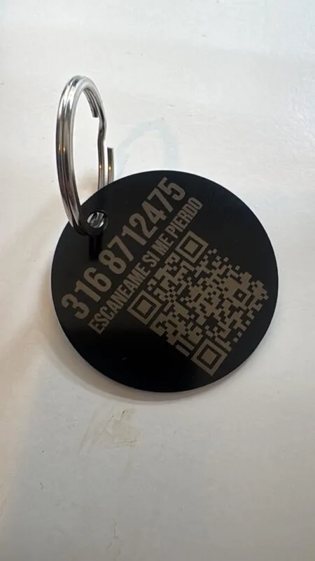 Placa redonda negra NexZoo con código QR — escanéable