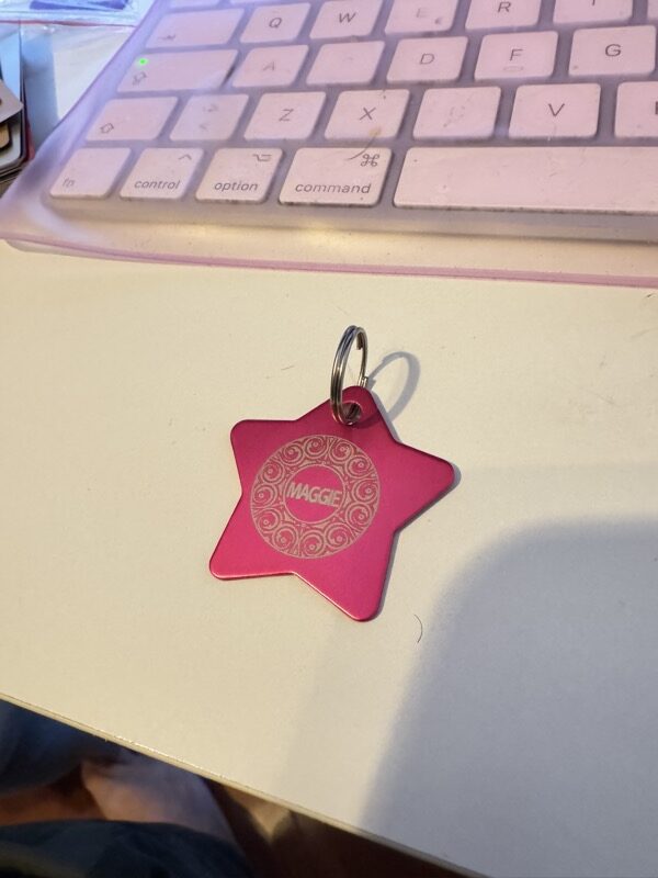 Placa estrella rosa con nombre Maggie grabado en aluminio