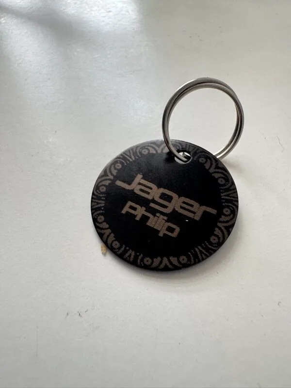 Placas para perros personalizadas: redonda negra con el nombre Jager Philip