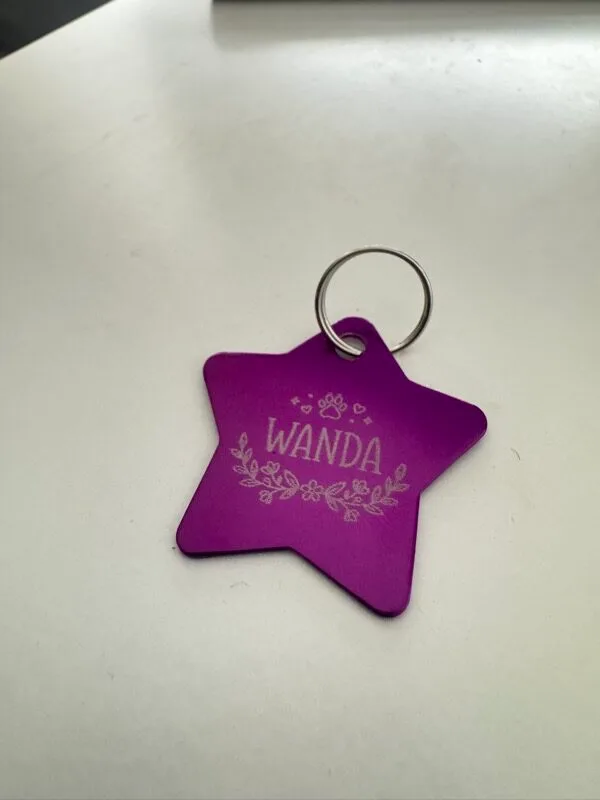Placas para perros personalizadas: estrella morada con diseño floral para Wanda