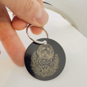 Placa personalizada NexZoo con retrato de perro en llavero — diseno grabado aluminio Colombia