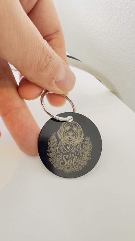 Placa personalizada NexZoo con retrato de perro en llavero — diseno grabado aluminio Colombia