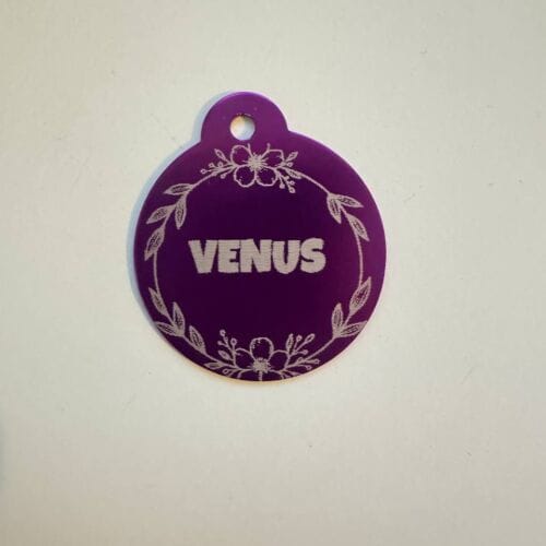 Placa QR púrpura floral Venus para perrita o gata