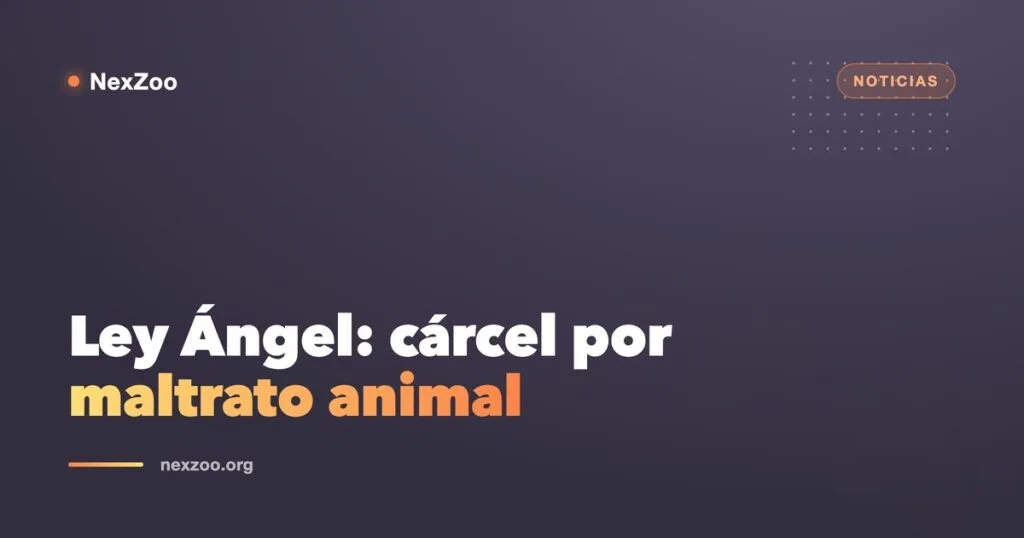Perro y gato protegidos junto a la balanza de la justicia, símbolo de las nuevas leyes de protección animal en Colombia